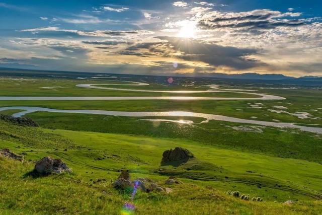 Bayinbuluke grassland at dawn